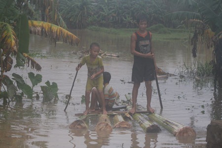 Hàng vạn dân chạy lũ trong đêm - 8