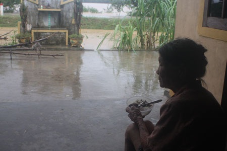 Hàng vạn dân chạy lũ trong đêm - 9