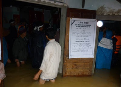 Nước trắng trời, miền Trung lút chìm trong lũ - 9