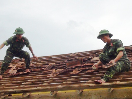 Thừa Thiên - Huế: Thiệt hại lớn sau cơn lốc dữ - 1