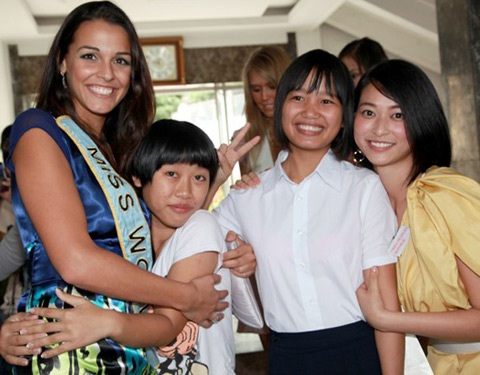 Kiều Khanh và Hoa hậu thế giới 2009 đi làm từ thiện - 11