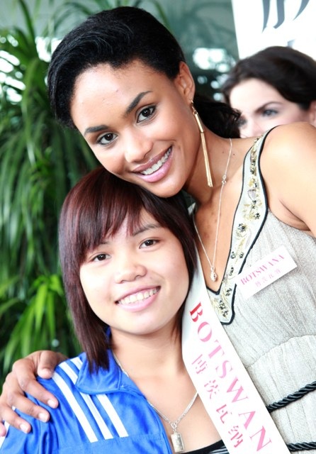 Kiều Khanh và Hoa hậu thế giới 2009 đi làm từ thiện - 12