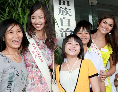 Kiều Khanh và Hoa hậu thế giới 2009 đi làm từ thiện - 13
