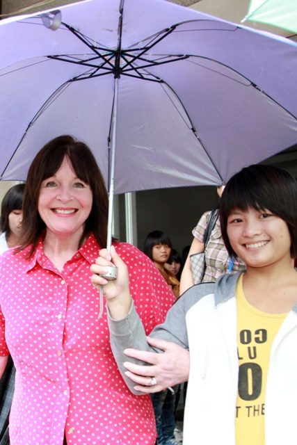 Kiều Khanh và Hoa hậu thế giới 2009 đi làm từ thiện - 15