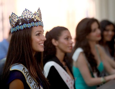 Kiều Khanh và Hoa hậu thế giới 2009 đi làm từ thiện - 16