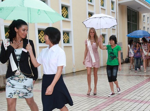 Kiều Khanh và Hoa hậu thế giới 2009 đi làm từ thiện - 1