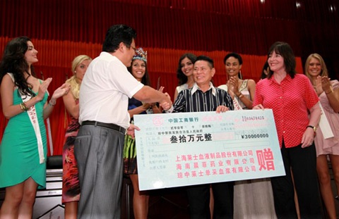 Kiều Khanh và Hoa hậu thế giới 2009 đi làm từ thiện - 4