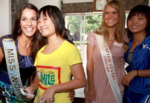 Kiều Khanh và Hoa hậu thế giới 2009 đi làm từ thiện - 9