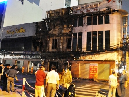 Cháy nhà hàng, ngân hàng cả khu phố hoảng loạn - 1