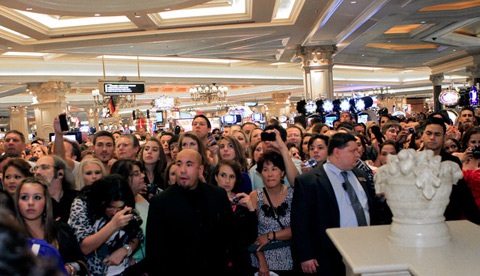 Kim Kardashian khoe vòng ba nảy nở trong tiệc sinh nhật - 16