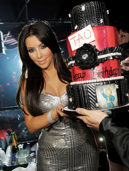 Kim Kardashian khoe vòng ba nảy nở trong tiệc sinh nhật - 4