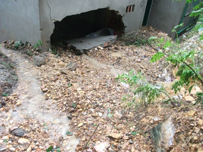 Sạt lở núi, 13 căn nhà bị hư hỏng - 2 Sạt lở núi, 13 căn nhà bị hư hỏng - 2