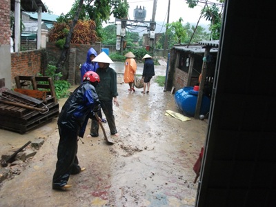 Sạt lở núi, 13 căn nhà bị hư hỏng - 4 Sạt lở núi, 13 căn nhà bị hư hỏng - 4