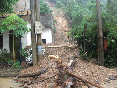 Sạt lở núi, 13 căn nhà bị hư hỏng - 3 Sạt lở núi, 13 căn nhà bị hư hỏng - 3