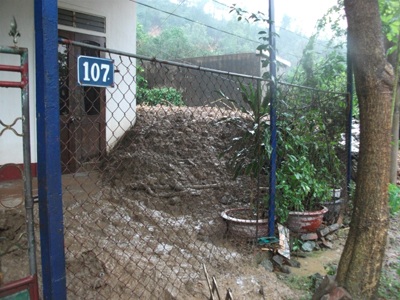 Sạt lở núi, 13 căn nhà bị hư hỏng - 1 Sạt lở núi, 13 căn nhà bị hư hỏng - 1