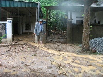 Sạt lở núi, 13 căn nhà bị hư hỏng - 5 Sạt lở núi, 13 căn nhà bị hư hỏng - 5