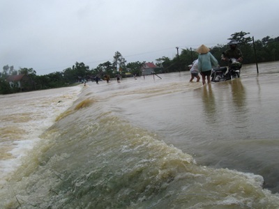 Nước trắng trời, miền Trung lút chìm trong lũ - 5