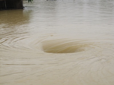 Nước trắng trời, miền Trung lút chìm trong lũ - 6