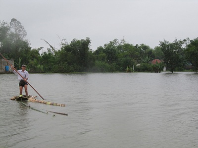 Nước trắng trời, miền Trung lút chìm trong lũ - 7