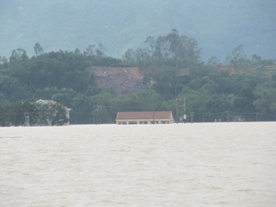 Nước trắng trời, miền Trung lút chìm trong lũ - 1