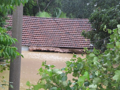 Nước trắng trời, miền Trung lút chìm trong lũ - 2