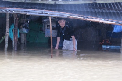 Nước trắng trời, miền Trung lút chìm trong lũ - 4