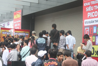 Náo loạn trong ngày khai trương siêu thị thứ ba của Pico - 2 Náo loạn trong ngày khai trương siêu thị thứ ba của Pico - 2