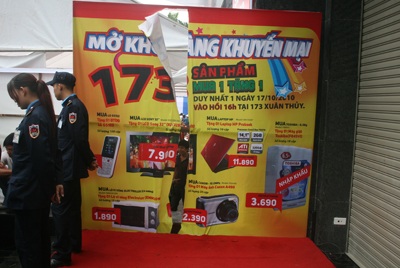 Náo loạn trong ngày khai trương siêu thị thứ ba của Pico - 5 Náo loạn trong ngày khai trương siêu thị thứ ba của Pico - 5