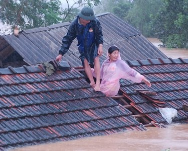 Cận cảnh khó khăn chồng chất, lũ nối lũ ở Hương Khê (kèm video) - 6
