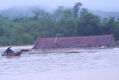 Cận cảnh khó khăn chồng chất, lũ nối lũ ở Hương Khê (kèm video) - 8