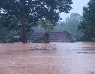 Cận cảnh khó khăn chồng chất, lũ nối lũ ở Hương Khê (kèm video) - 12