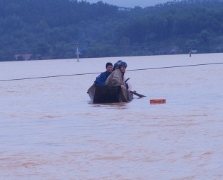 Cận cảnh khó khăn chồng chất, lũ nối lũ ở Hương Khê (kèm video) - 14