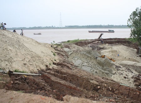Cận cảnh bờ đê sông Hồng bị sạt lở - 1