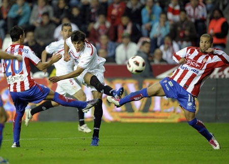 Gục ngã tại El Molinon, Sevilla “bật” khỏi top 6 - 2