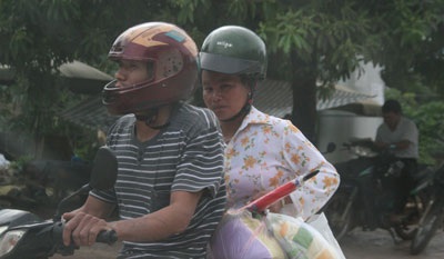 Phụ nữ Thái và câu chuyện của việc đội mũ bảo hiểm - 2 Phụ nữ Thái và câu chuyện của việc đội mũ bảo hiểm - 2