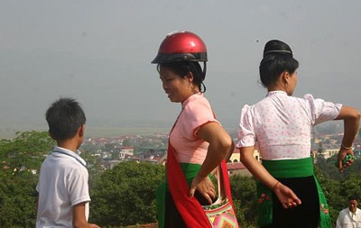 Phụ nữ Thái và câu chuyện của việc đội mũ bảo hiểm - 3 Phụ nữ Thái và câu chuyện của việc đội mũ bảo hiểm - 3