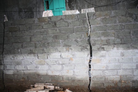 Cận cảnh bờ đê sông Hồng bị sạt lở - 9