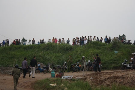 Cận cảnh bờ đê sông Hồng bị sạt lở - 10