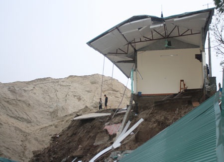 Cận cảnh bờ đê sông Hồng bị sạt lở - 2