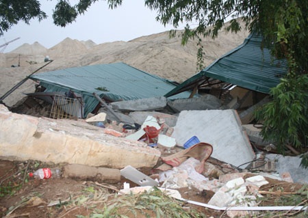 Cận cảnh bờ đê sông Hồng bị sạt lở - 3