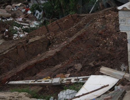 Cận cảnh bờ đê sông Hồng bị sạt lở - 4