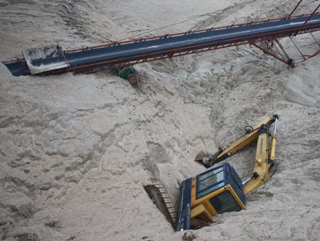 Cận cảnh bờ đê sông Hồng bị sạt lở - 5