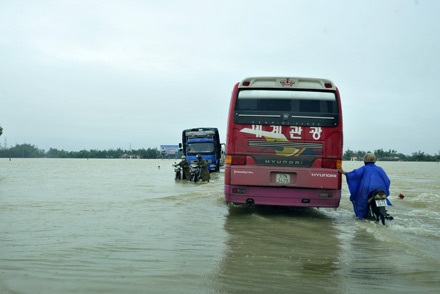 Giao thông trên trục Bắc - Nam tê liệt vì mưa lũ - 2
