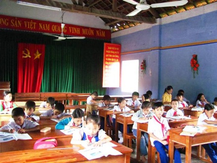 Lũ “cướp” trường, hơn một năm học tạm trong trụ sở ủy ban - 1 Lũ “cướp” trường, hơn một năm học tạm trong trụ sở ủy ban - 1