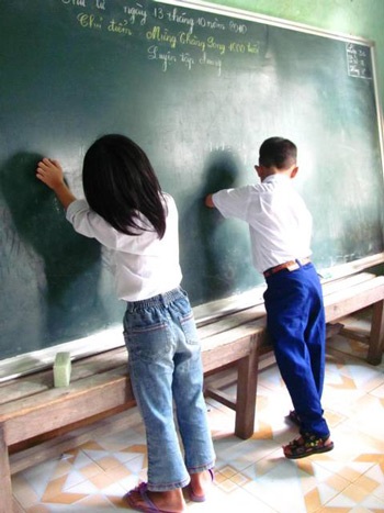 Lũ “cướp” trường, hơn một năm học tạm trong trụ sở ủy ban - 2 Lũ “cướp” trường, hơn một năm học tạm trong trụ sở ủy ban - 2