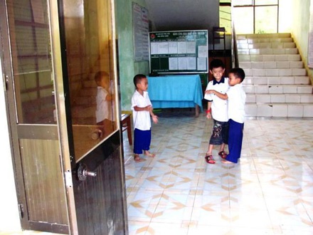 Lũ “cướp” trường, hơn một năm học tạm trong trụ sở ủy ban - 3 Lũ “cướp” trường, hơn một năm học tạm trong trụ sở ủy ban - 3
