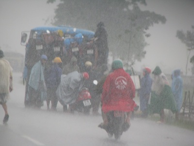 Điều máy bay từ Hà Nội vào ứng cứu dân vùng lũ - 3