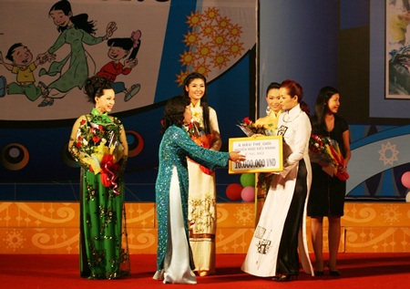 Kiều Khanh góp sức vì trẻ em vùng lũ - 1 Kiều Khanh góp sức vì trẻ em vùng lũ - 1