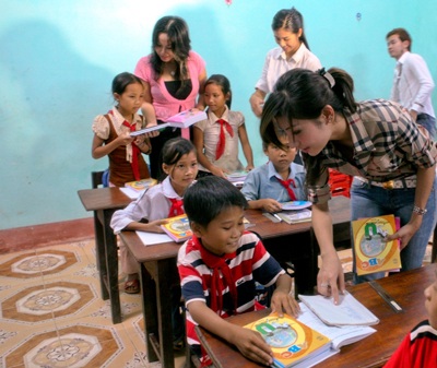 Kiều Khanh góp sức vì trẻ em vùng lũ - 3 Kiều Khanh góp sức vì trẻ em vùng lũ - 3