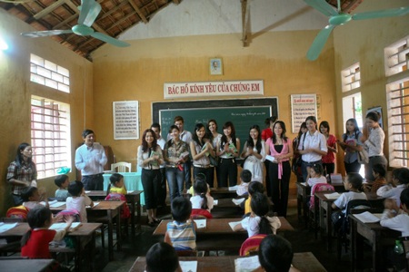 Kiều Khanh góp sức vì trẻ em vùng lũ - 4 Kiều Khanh góp sức vì trẻ em vùng lũ - 4